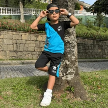 Conjunto Infantil Street Vibes – Camiseta Color Block + Shorts Preto com Detalhes